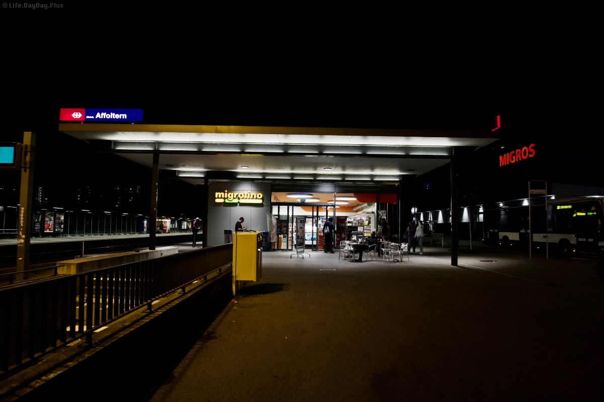 夜晚的便利超市