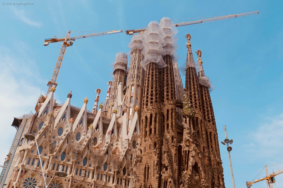 依然在修建中的圣家堂