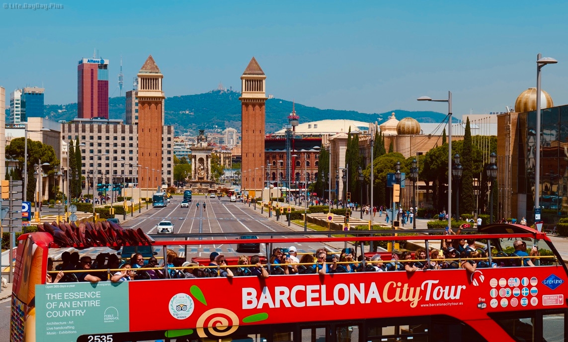 威尼斯双塔和巴塞罗那观光车