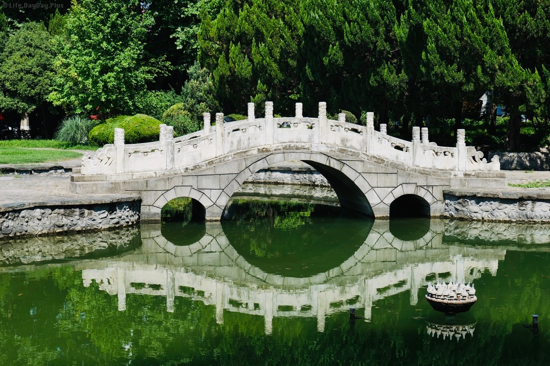 西交校园里的石桥