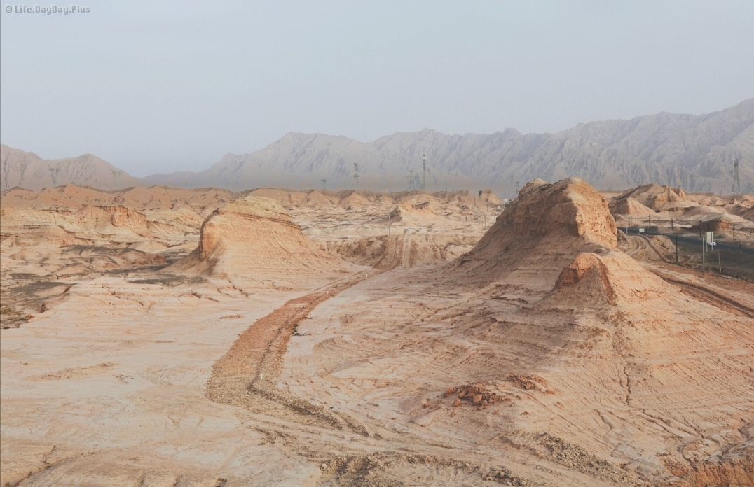 独库公路边的雅丹地貌