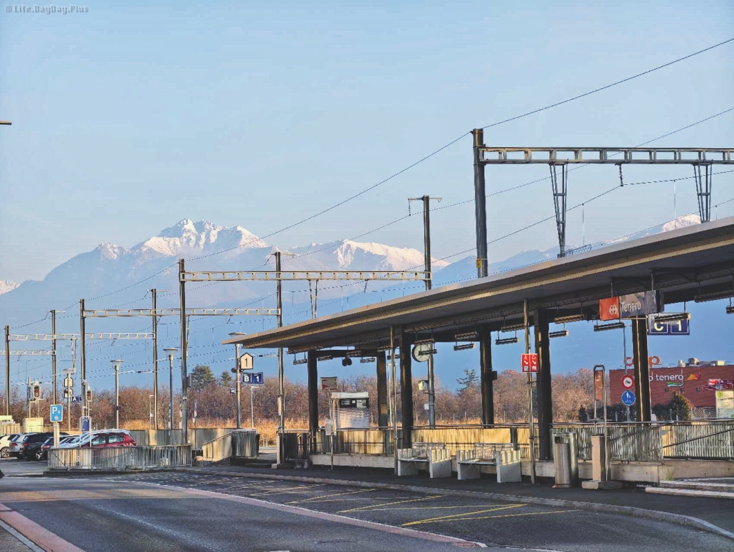 Tenero车站和背后的雪山