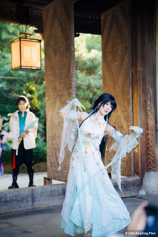 正在表演的coser